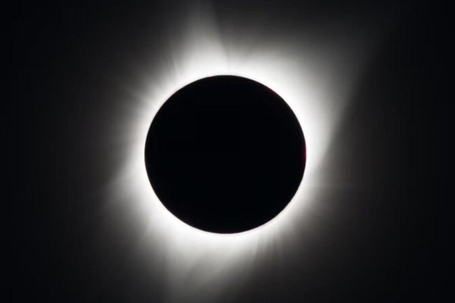 España vivirá en 2026 un eclipse solar total casi al atardecer, y eso lo convertirá en un espectáculo tan raro como difícil de ver. La Luna tapará por completo el Sol en una franja del país, pero el gran desafío será encontrar un horizonte limpio