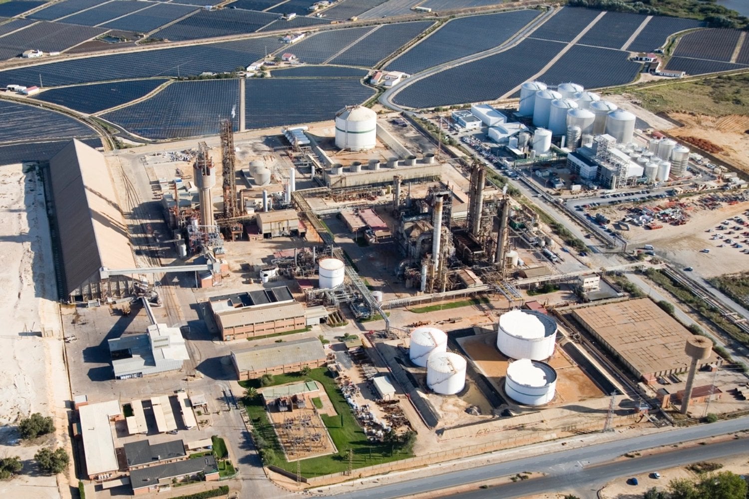 España produce cada vez más energía renovable, pero su red eléctrica no puede llevarla hasta todos los grandes consumidores. Un proyecto de hidrógeno de 3.000 millones acabó en Portugal y Moeve ha tenido que recortar sus planes en Huelva