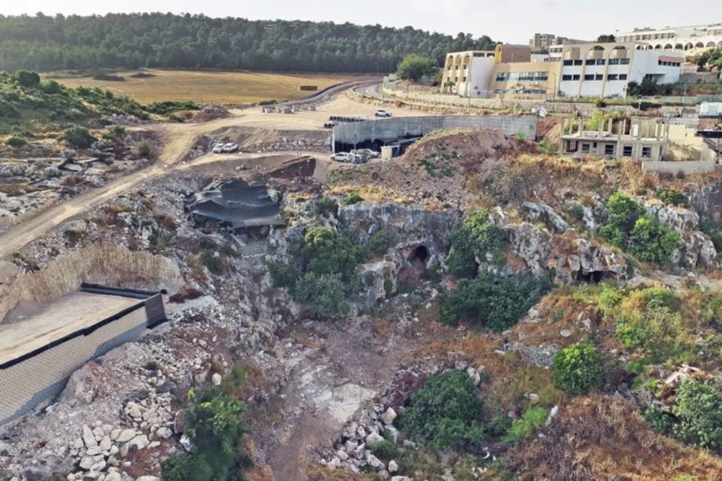 Una cueva sellada durante hasta 400.000 años acaba de aparecer cerca de Haifa con herramientas, huesos y restos de fuego. Su interior conserva una cápsula del tiempo de una cultura anterior al dominio de neandertales y humanos modernos