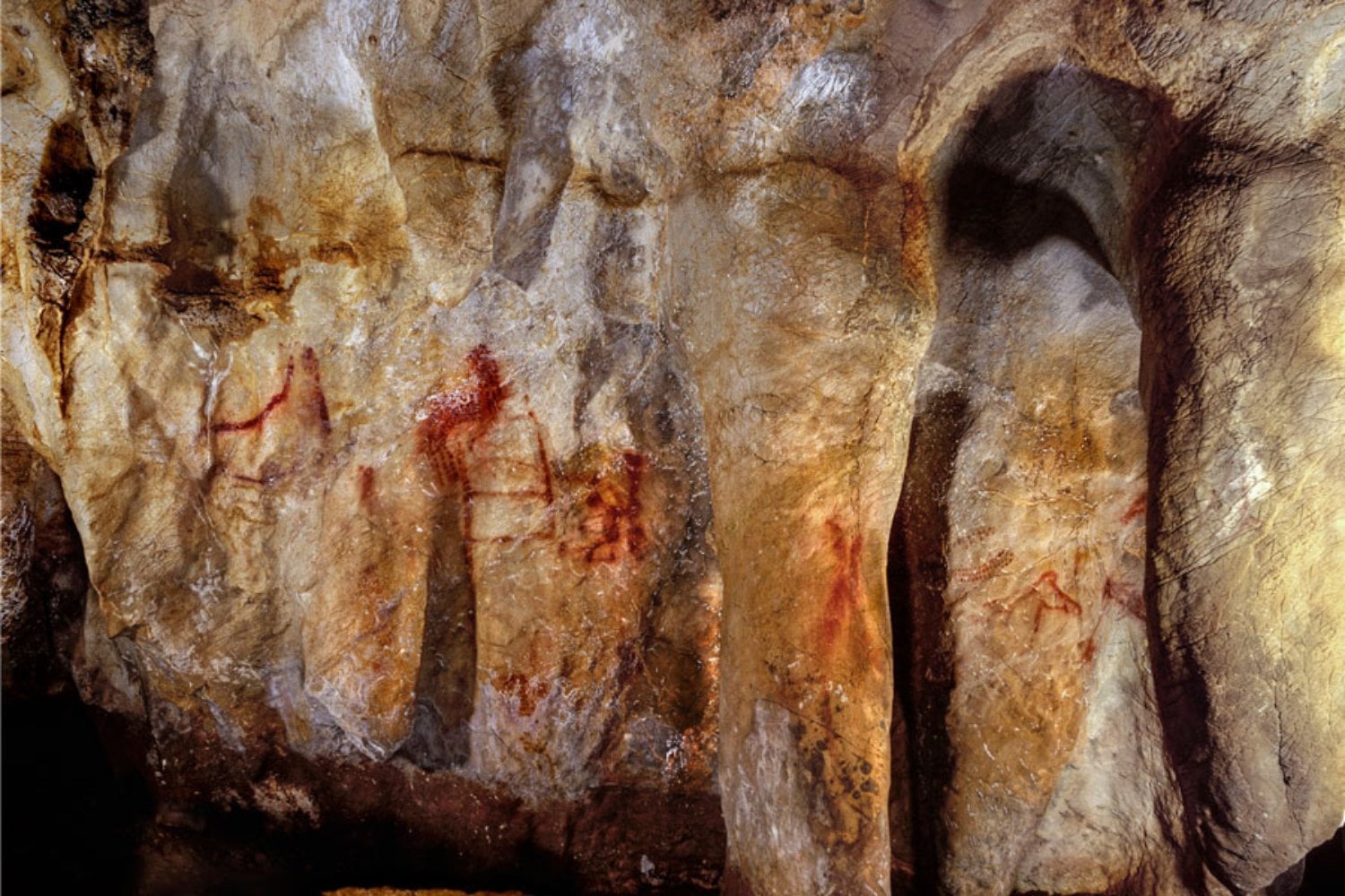 Las pequeñas marcas rojas de las cuevas prehistóricas pudieron funcionar como una señal visual antes de ser interpretado como arte. Un estudio sugiere que ayudaban a guiar la mirada humana en la oscuridad del Paleolítico