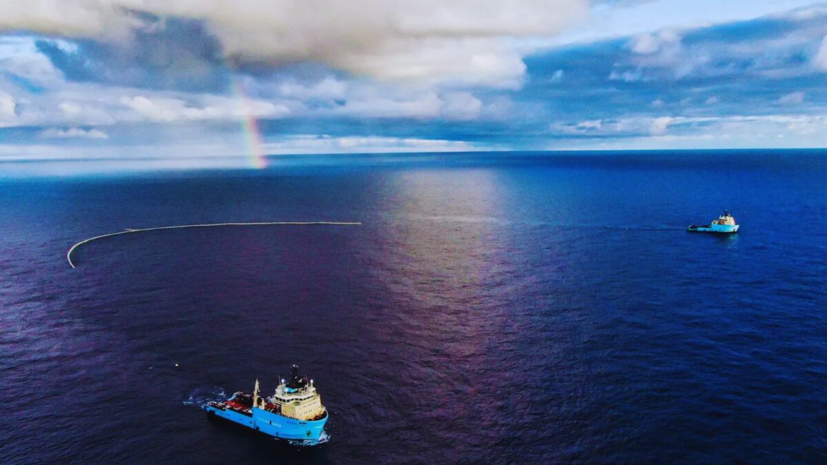 Durante años parecía imposible limpiar los océanos del plástico acumulado durante décadas. Ahora una red de barcos, barreras fluviales y robots ya está retirando toneladas de residuos todos los días