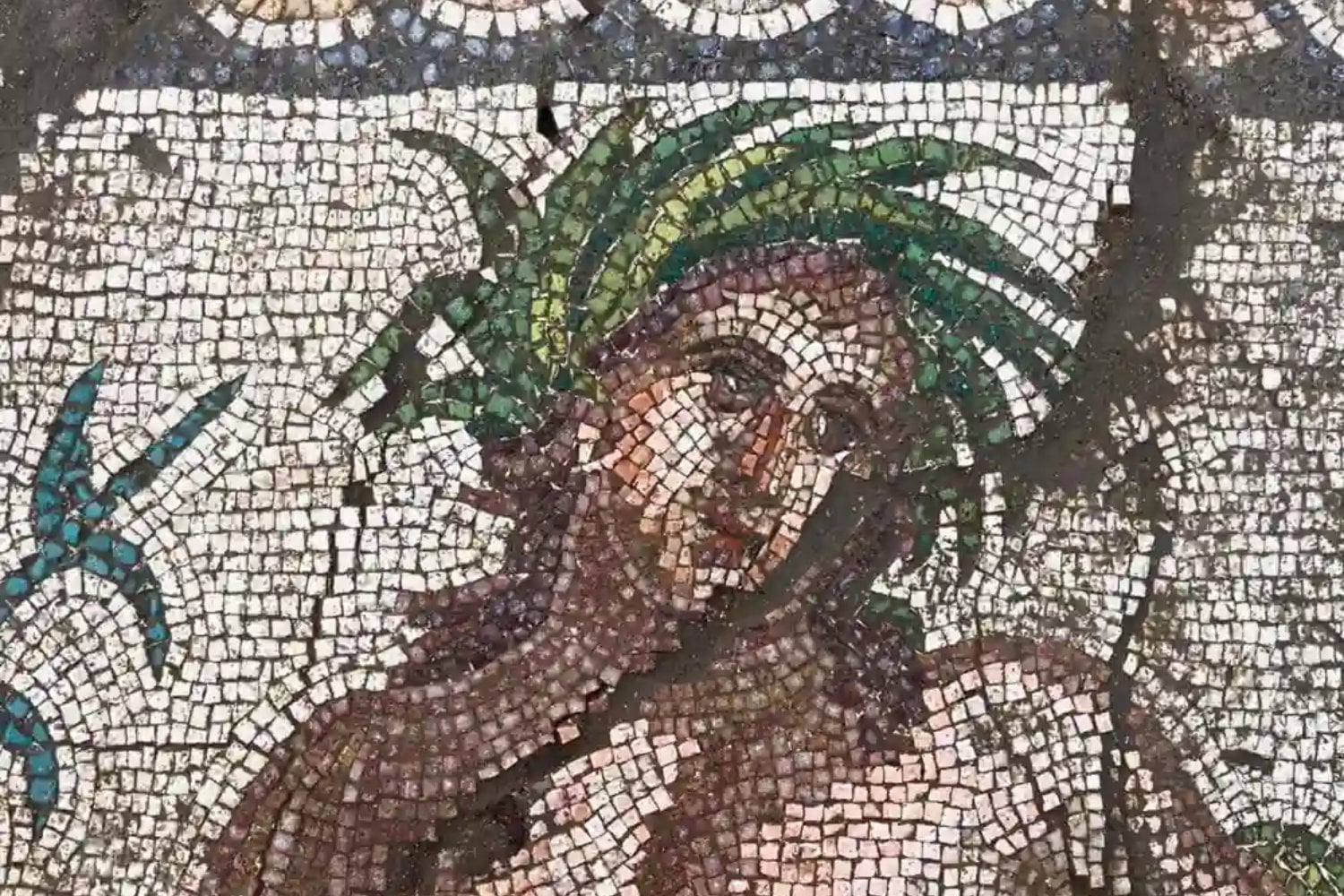 Un mosaico romano de hace 1.800 años acaba de aparecer junto al teatro de la antigua Aspendo. La imagen del dios río Eurimedonte revela cómo una ciudad convirtió el agua en identidad, poder y memoria