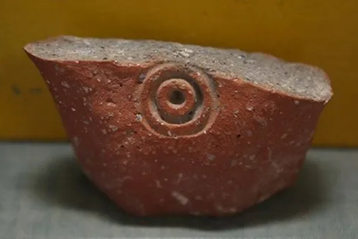 Unas asas de ánforas de vino conservaron un brusco debilitamiento del campo magnético terrestre ocurrido hace 2.200 años. El mismo análisis cuestiona que una rampa de Jerusalén perteneciera a la fortaleza seléucida Akra