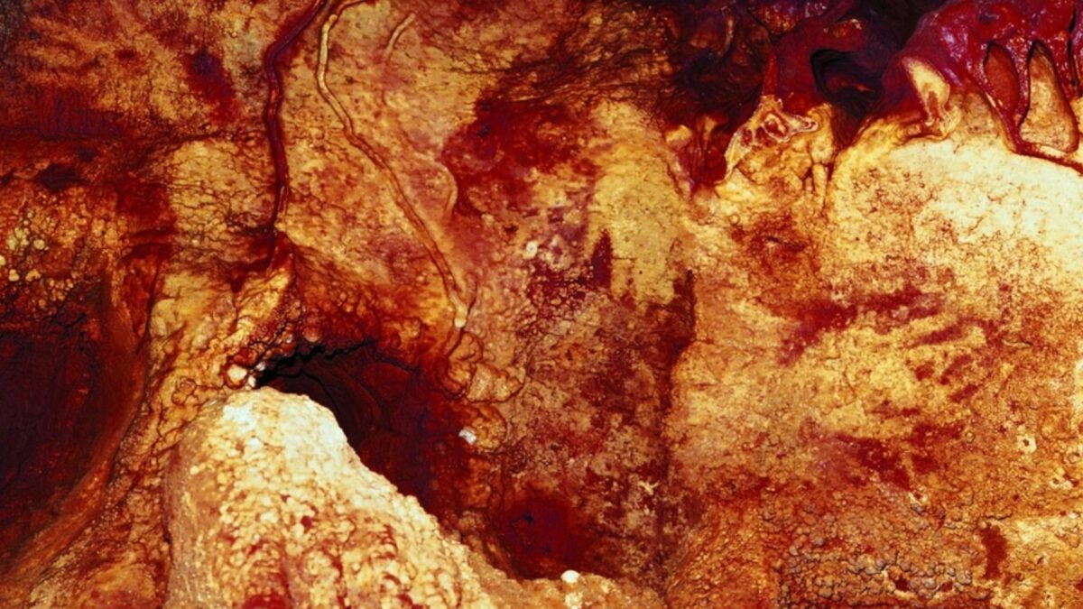 Las pequeñas marcas rojas de las cuevas prehistóricas pudieron funcionar como una señal visual antes de ser interpretado como arte. Un estudio sugiere que ayudaban a guiar la mirada humana en la oscuridad del Paleolítico