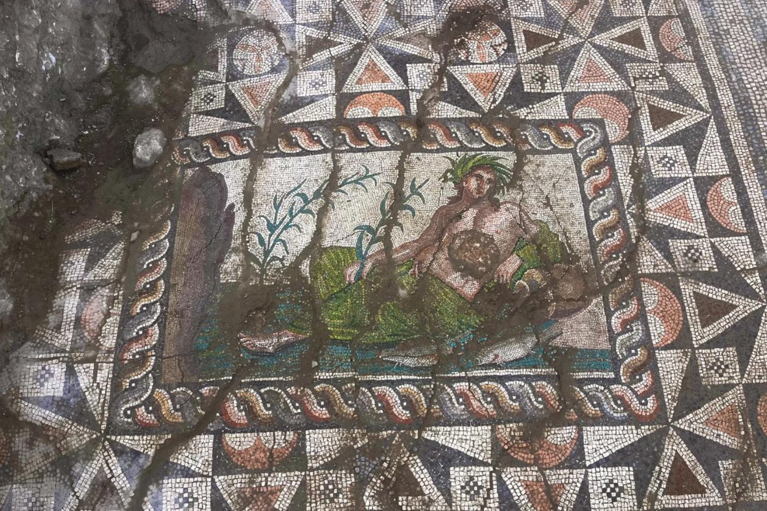 Un mosaico romano de hace 1.800 años acaba de aparecer junto al teatro de la antigua Aspendo. La imagen del dios río Eurimedonte revela cómo una ciudad convirtió el agua en identidad, poder y memoria