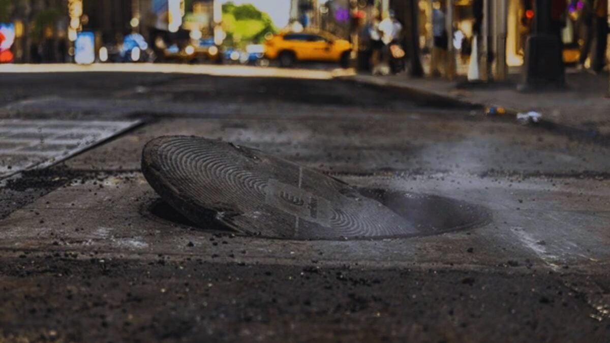 Las cámaras de seguridad comenzaron a registrar una escena extraña en Nueva York. Grupos de hombres levantaban alcantarillas, desaparecían bajo tierra durante horas y luego volvían a salir