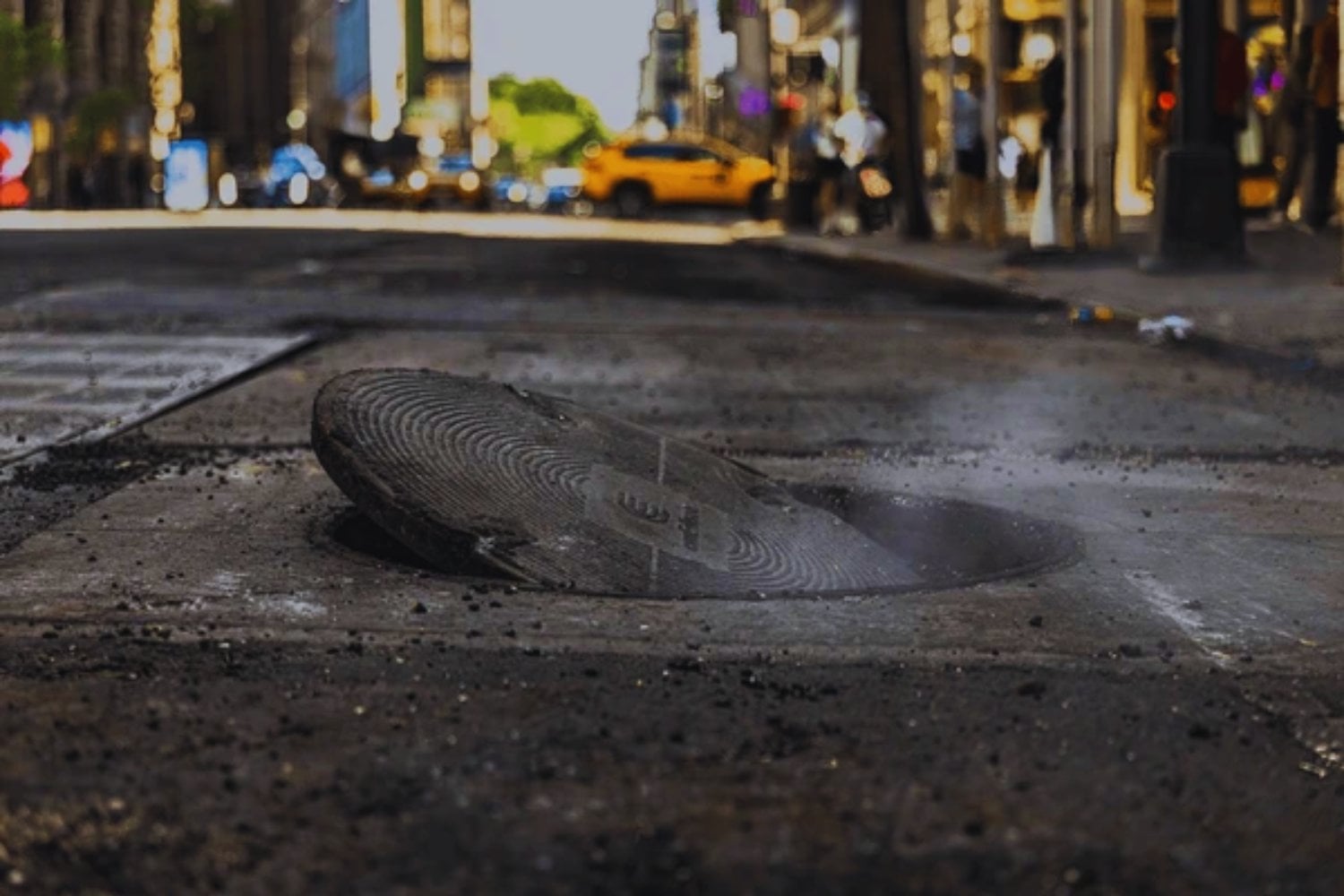 Las cámaras de seguridad comenzaron a registrar una escena extraña en Nueva York. Grupos de hombres levantaban alcantarillas, desaparecían bajo tierra durante horas y luego volvían a salir