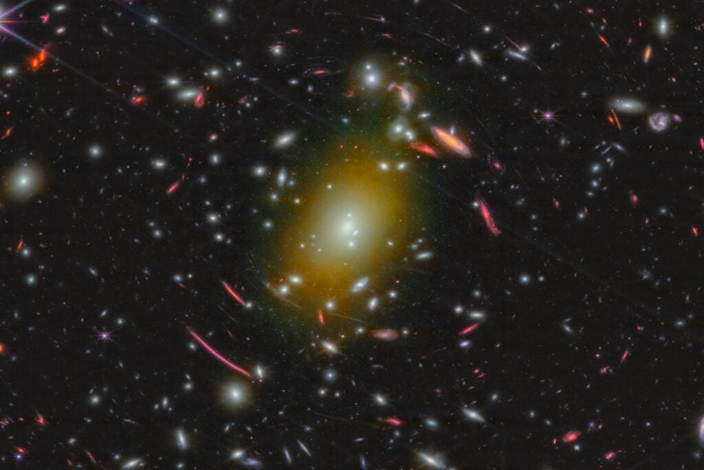 El telescopio James Webb ha encontrado la evidencia más sólida de que algunos “pequeños puntos rojos” esconden agujeros negros envueltos en gas. El hallazgo podría explicar por qué estos objetos parecían demasiado brillantes para existir en el universo primitivo