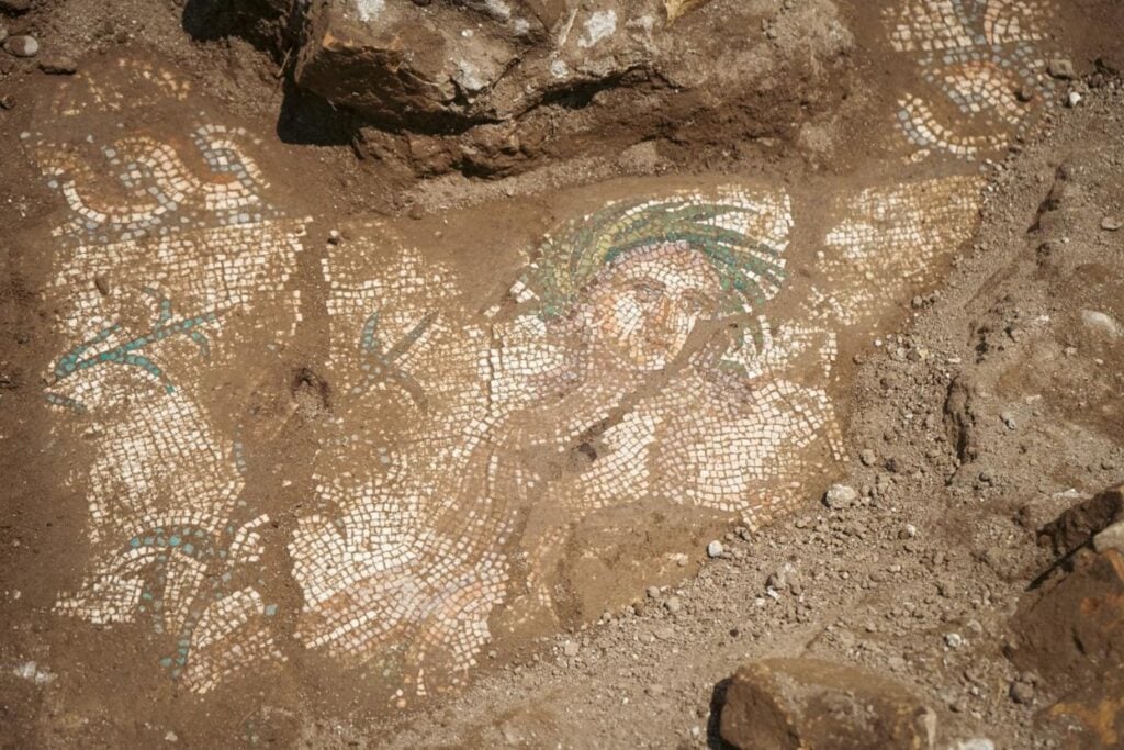Un mosaico romano de hace 1.800 años acaba de aparecer junto al teatro de la antigua Aspendo. La imagen del dios río Eurimedonte revela cómo una ciudad convirtió el agua en identidad, poder y memoria