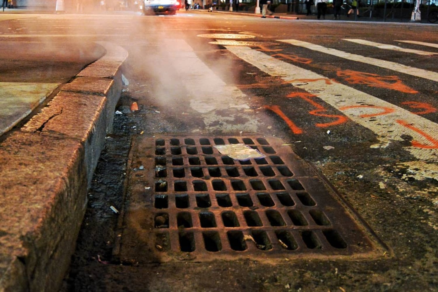 Las cámaras de seguridad comenzaron a registrar una escena extraña en Nueva York. Grupos de hombres levantaban alcantarillas, desaparecían bajo tierra durante horas y luego volvían a salir