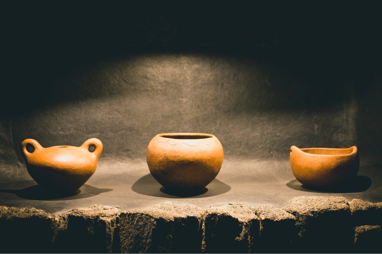 La miel hallada en antiguas tumbas egipcias puede seguir siendo comestible después de más de 3.000 años. La explicación no está en una leyenda faraónica, sino en una defensa química diseñada por las abejas