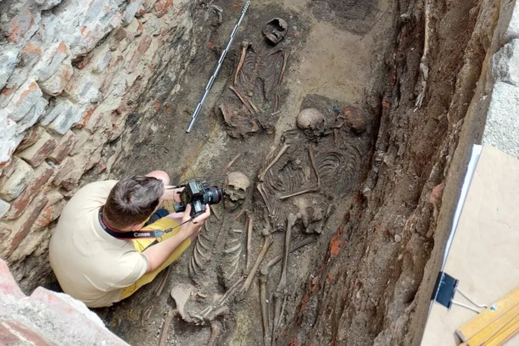 Una tumba medieval de Polonia guardaba a dos mujeres en un a