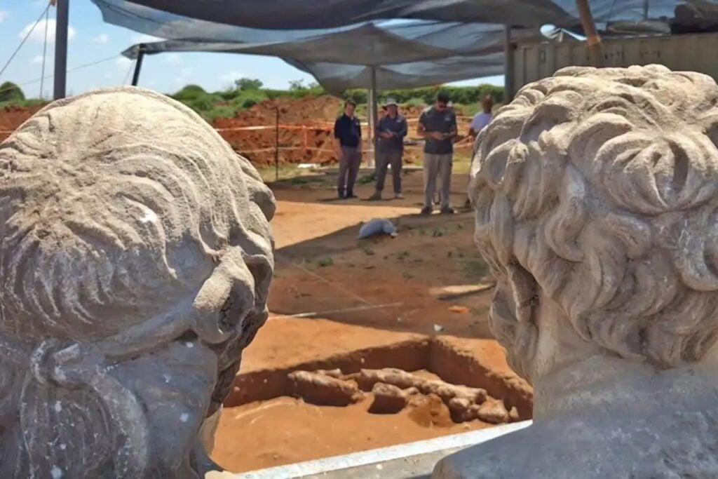 Dos bustos romanos aparecieron boca abajo en el fondo de un antiguo lagar y nadie sabe todavía por qué los escondieron allí. Una inscripción griega con el nombre de Licurgo acaba de abrir el misterio