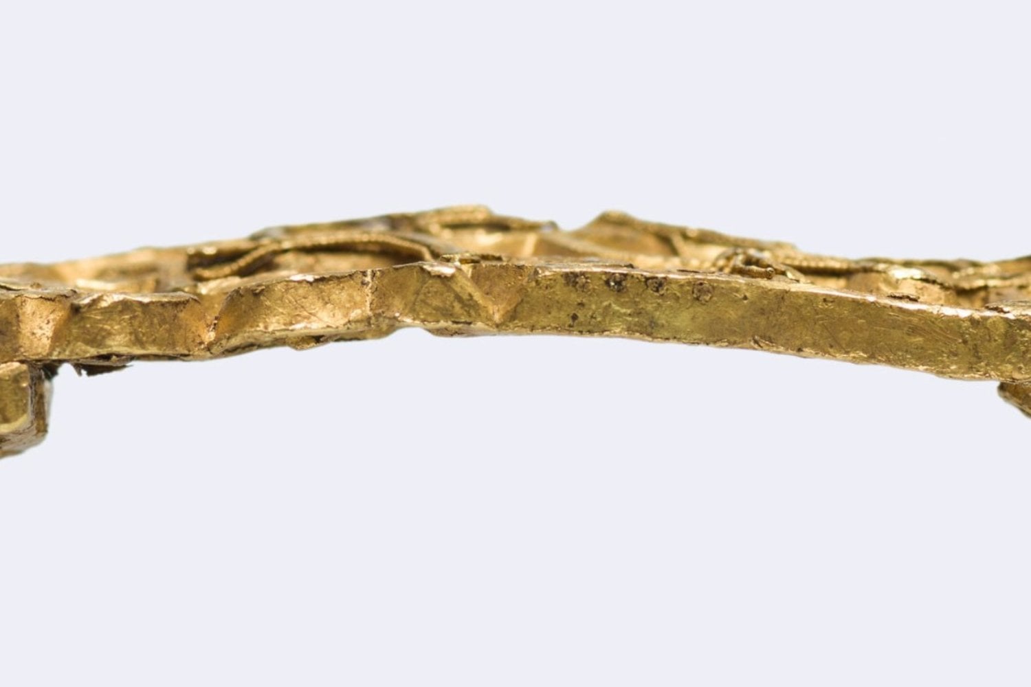 Un excursionista vio un brillo bajo las raíces de un árbol derribado por una tormenta en Noruega. Acababa de encontrar una pieza de oro que perteneció a un poderoso líder hace 1.500 años