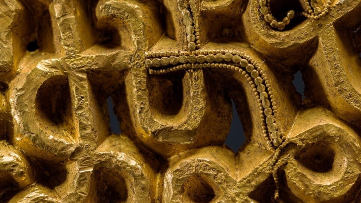 Un excursionista vio un brillo bajo las raíces de un árbol derribado por una tormenta en Noruega. Acababa de encontrar una pieza de oro que perteneció a un poderoso líder hace 1.500 años