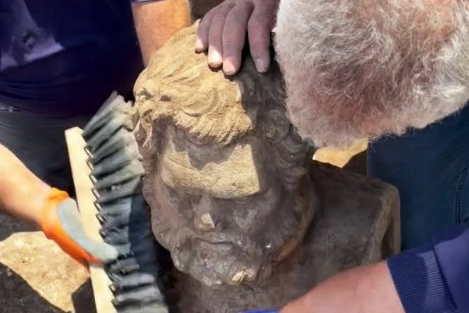 Dos bustos romanos aparecieron boca abajo en el fondo de un antiguo lagar y nadie sabe todavía por qué los escondieron allí. Una inscripción griega con el nombre de Licurgo acaba de abrir el misterio