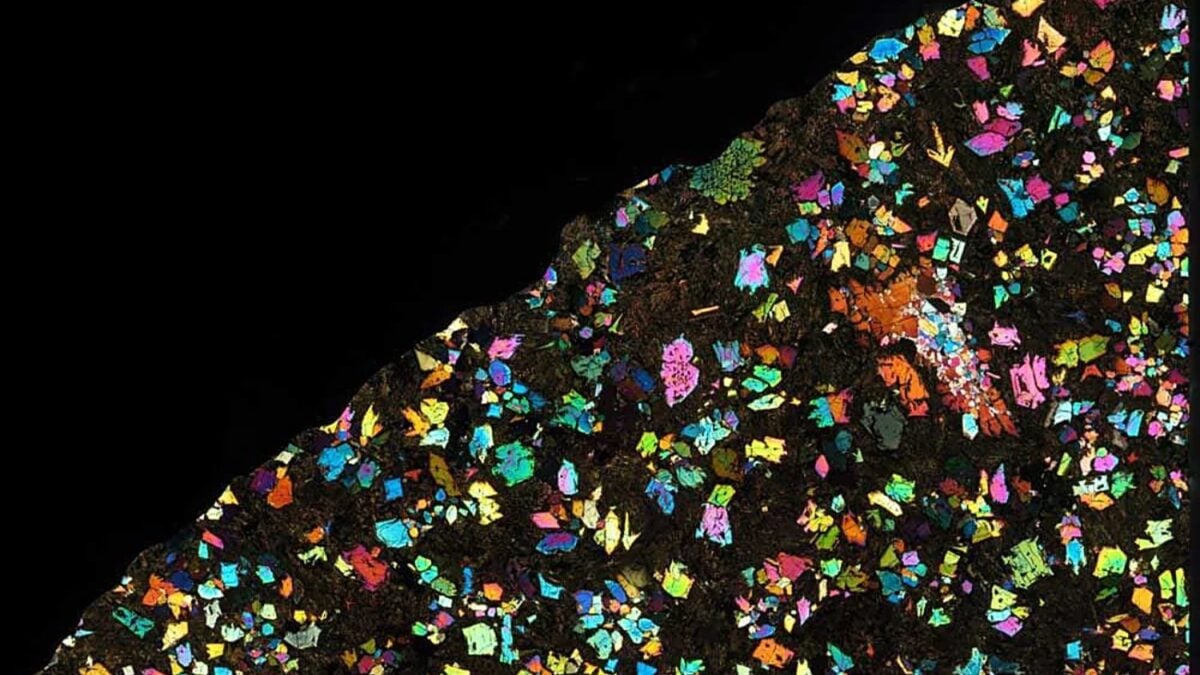 Una roca hallada en el Sahara acaba de revelar que el Sistema Solar pudo tener otro mundo del tamaño de la Luna. El meteorito NWA 12774 conserva la firma de un protoplaneta destruido hace 4.500 millones de años