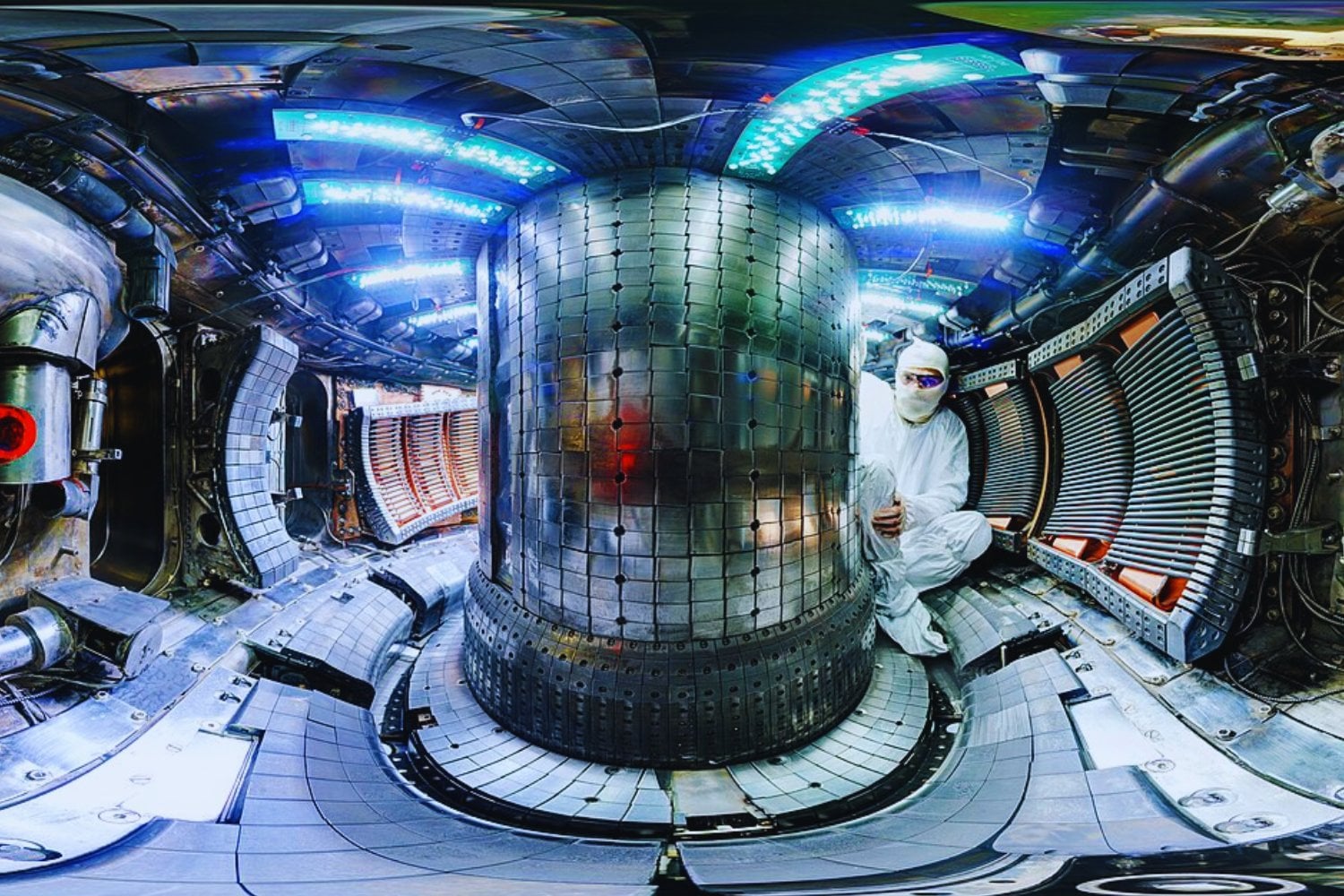 Corea del Sur logró mantener el plasma de KSTAR en modo de alto confinamiento durante 102 segundos y alcanzó los 100 millones de grados durante 48 segundos. El récord no significa que la fusión comercial esté resuelta, pero acerca al reactor a su objetivo de operar cinco minutos