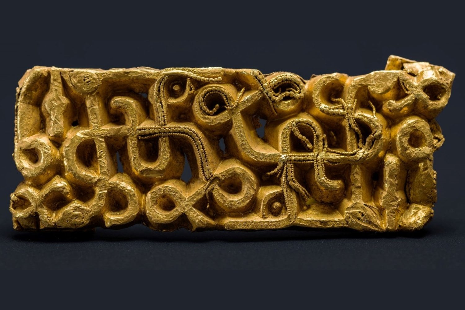 Un excursionista vio un brillo bajo las raíces de un árbol derribado por una tormenta en Noruega. Acababa de encontrar una pieza de oro que perteneció a un poderoso líder hace 1.500 años
