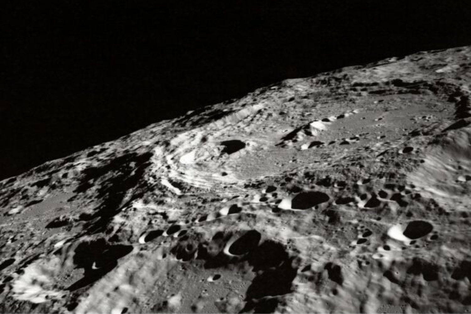 El mayor “cementerio” de naves del sistema solar no está flotando en órbita, sino sobre la Luna. Más de 70 objetos espaciales llevan décadas acumulándose en su superficie