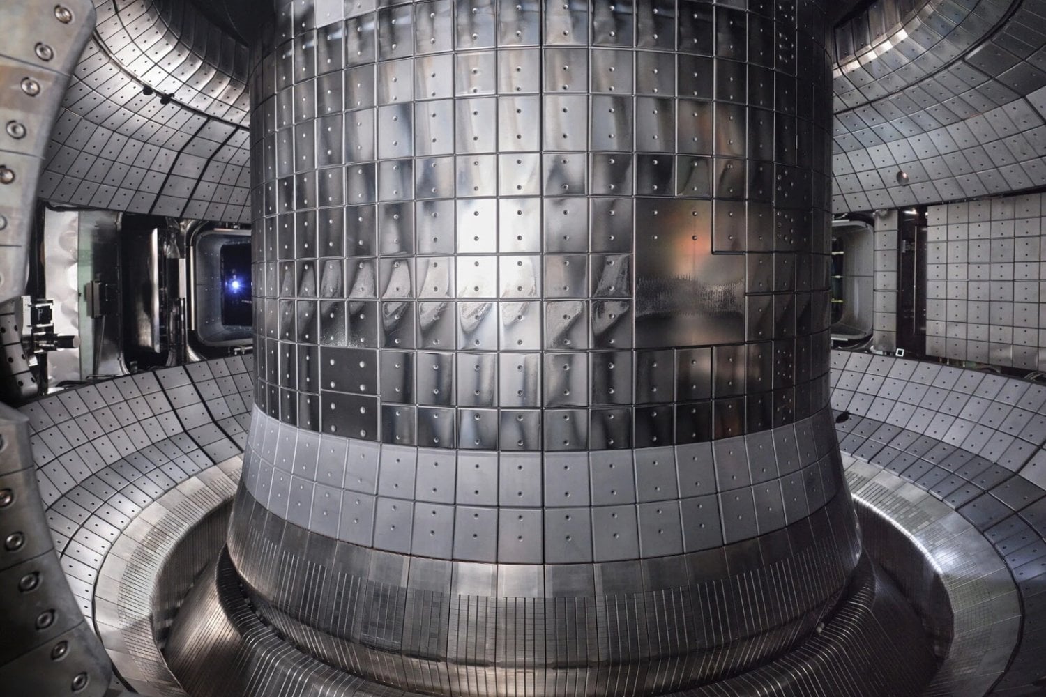 Corea del Sur logró mantener el plasma de KSTAR en modo de alto confinamiento durante 102 segundos y alcanzó los 100 millones de grados durante 48 segundos. El récord no significa que la fusión comercial esté resuelta, pero acerca al reactor a su objetivo de operar cinco minutos