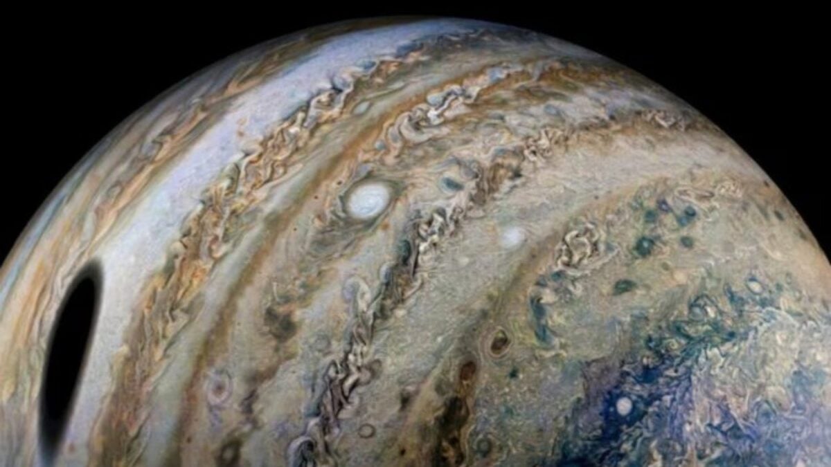 Júpiter no solo fue el gigante que ordenó el Sistema Solar: también pudo decidir qué ingredientes de la vida llegaron a la Tierra. Un nuevo estudio de la NASA sugiere que su crecimiento atrapó fósforo y nitrógeno en la región donde nació...