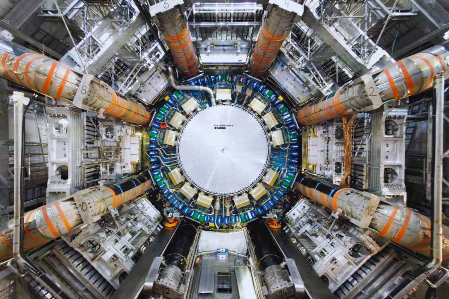 El CERN acaba de apagar el Gran Colisionador de Hadrones durante cuatro años para reconstruirlo desde dentro. Cuando vuelva en 2030, el LHC no será más rápido: será mucho más luminoso