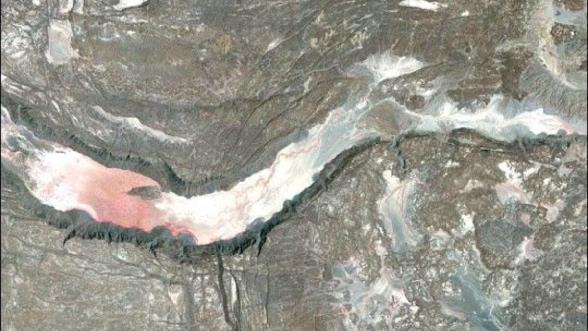 La Tierra suele tardar millones de años en abrir un océano, pero en Etiopía los científicos vieron una parte del proceso en cuestión de días. La grieta de Afar mostró cómo el magma puede partir una placa tectónica desde dentro