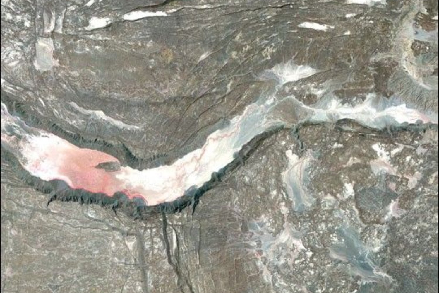 La Tierra suele tardar millones de años en abrir un océano, pero en Etiopía los científicos lograron ver una parte del proceso en cuestión de días. La región de Afar mostró cómo el magma puede partir la corteza desde dentro