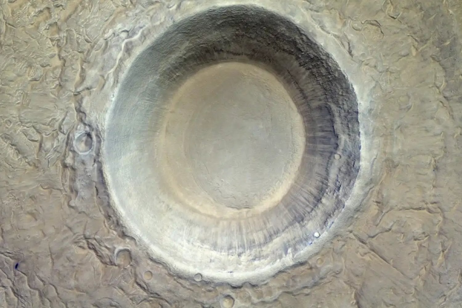 La cuenca de impacto reconocida más grande del sistema solar está en Marte y parece imposible para un planeta tan pequeño. Utopia Planitia supera los 3.000 kilómetros y guarda señales de hielo bajo la superficie