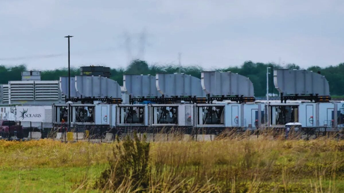La inteligencia artificial prometía vivir en la nube, pero una activista ambiental acaba de recordarle al mundo que la nube también ocupa terreno, agua y energía. Su mapa de centros de datos expone la cara física del boom tecnológico