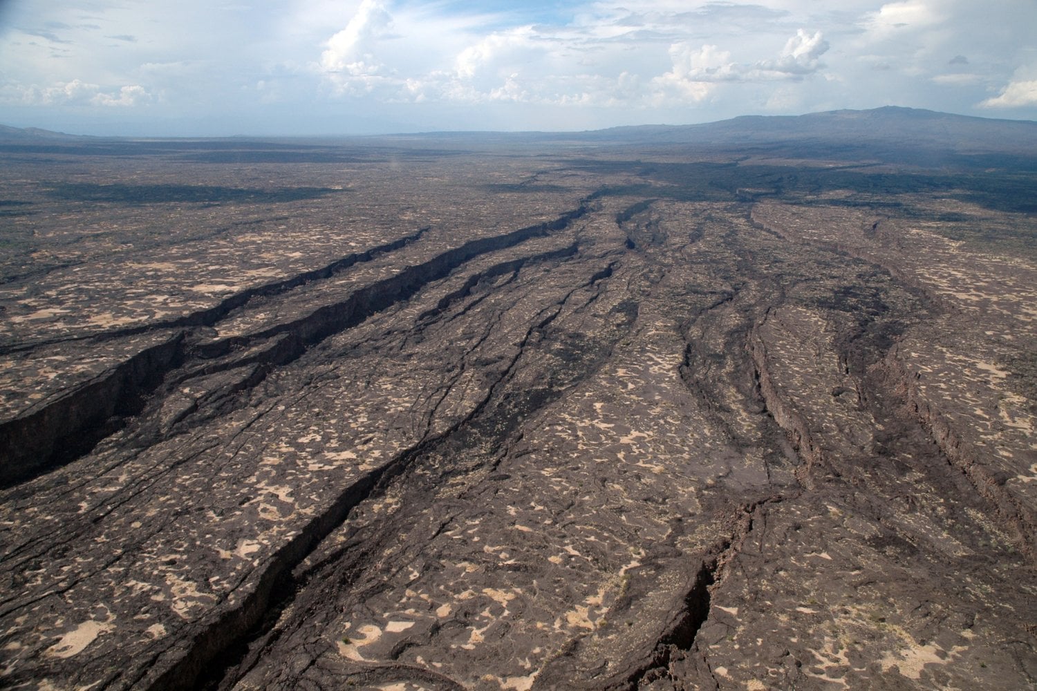 La Tierra suele tardar millones de años en abrir un océano, pero en Etiopía los científicos lograron ver una parte del proceso en cuestión de días. La región de Afar mostró cómo el magma puede partir la corteza desde dentro