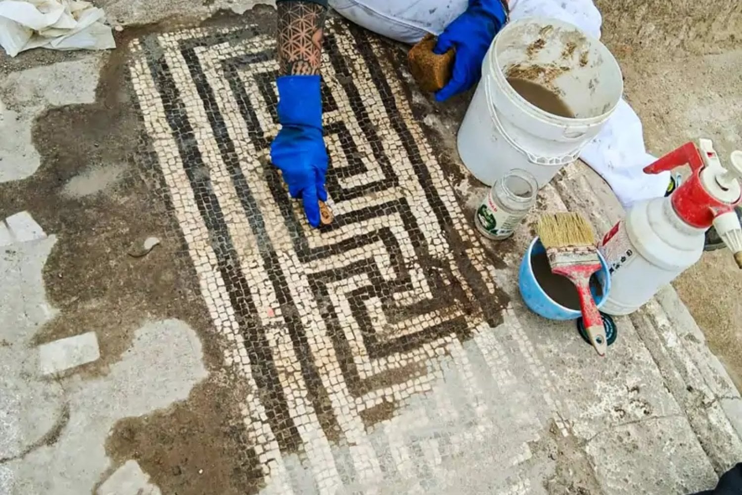La policía frenó un saqueo arqueológico cerca de Roma y acabó destapando una residencia de élite de hace casi 2.000 años. La villa de Castel di Guido pudo estar conectada con el paisaje imperial de Lorium