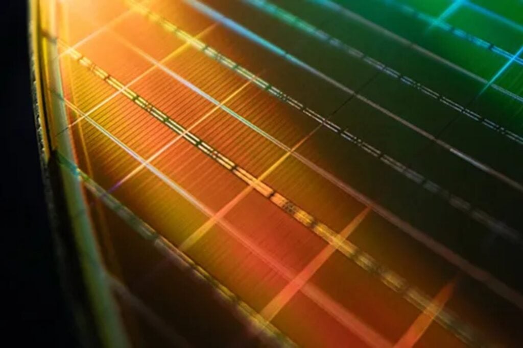 La fiebre de la inteligencia artificial ya está encareciendo una memoria de hace más de 20 años. La escasez bajó de DDR5 a DDR2 y ahora amenaza fábricas, coches y routers