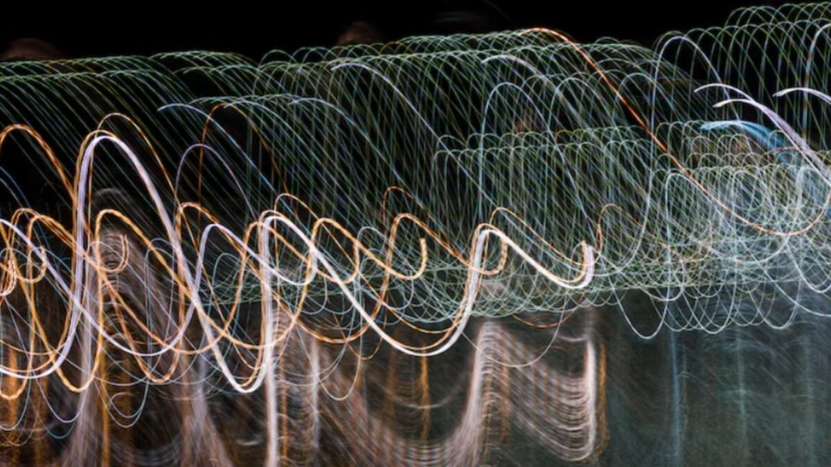 Intentaban modificar un único material átomo por átomo y terminaron creando diez estructuras cristalinas completamente nuevas. El hallazgo podría acelerar la búsqueda del superconductor ideal