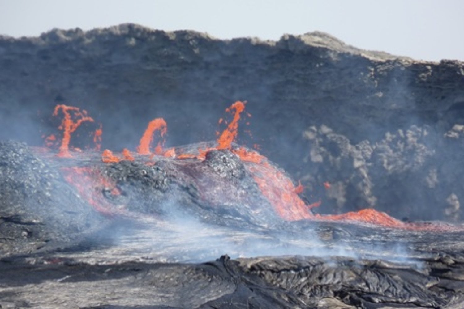 La Tierra suele tardar millones de años en abrir un océano, pero en Etiopía los científicos lograron ver una parte del proceso en cuestión de días. La región de Afar mostró cómo el magma puede partir la corteza desde dentro