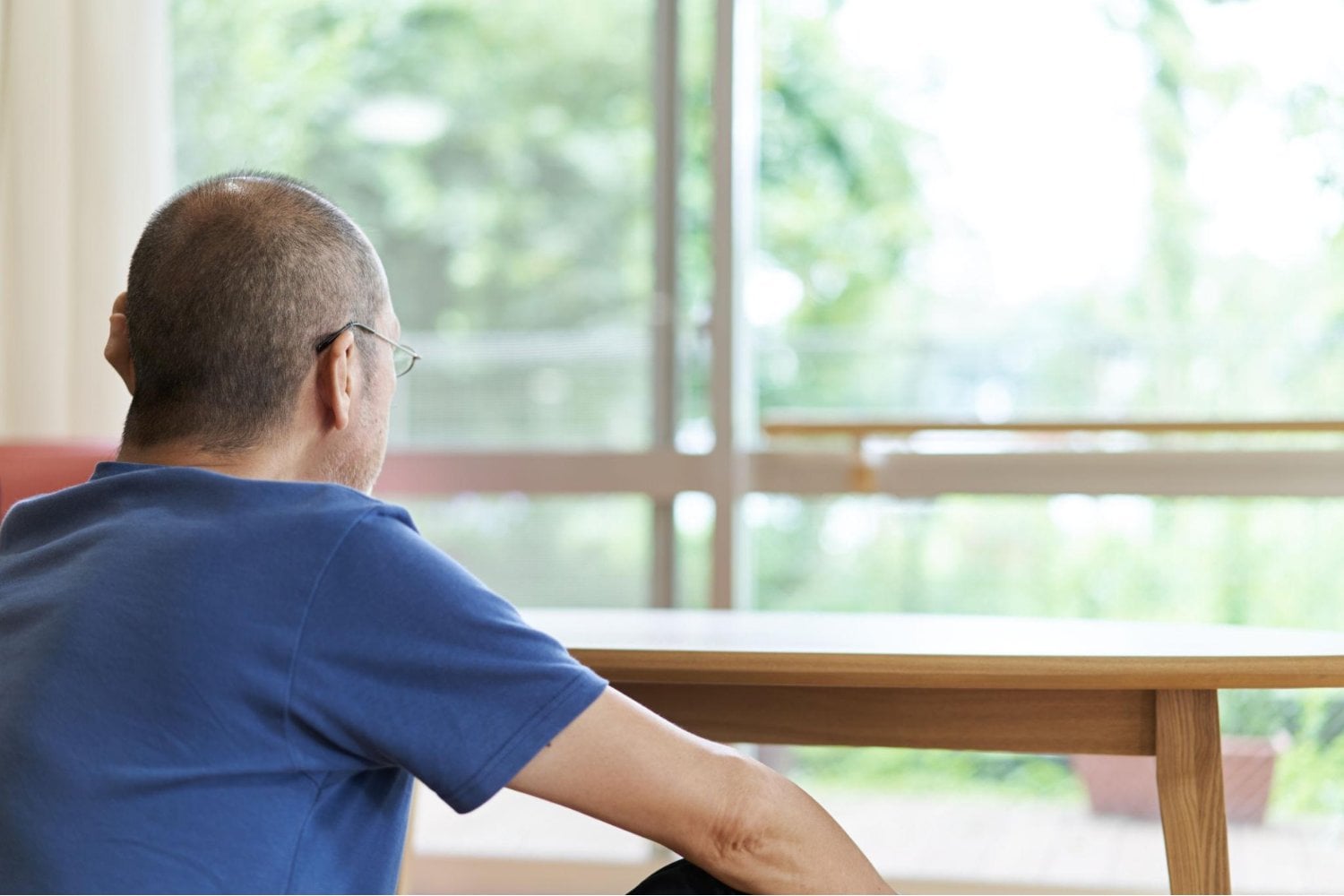 Las personas mayores parecen aburrirse menos y sentirse más cómodas cuando desaparecen los estímulos constantes. La psicología ofrece pistas sobre la edad, pero no ha demostrado que quienes tienen entre 55 y 75 años toleren mejor el silencio