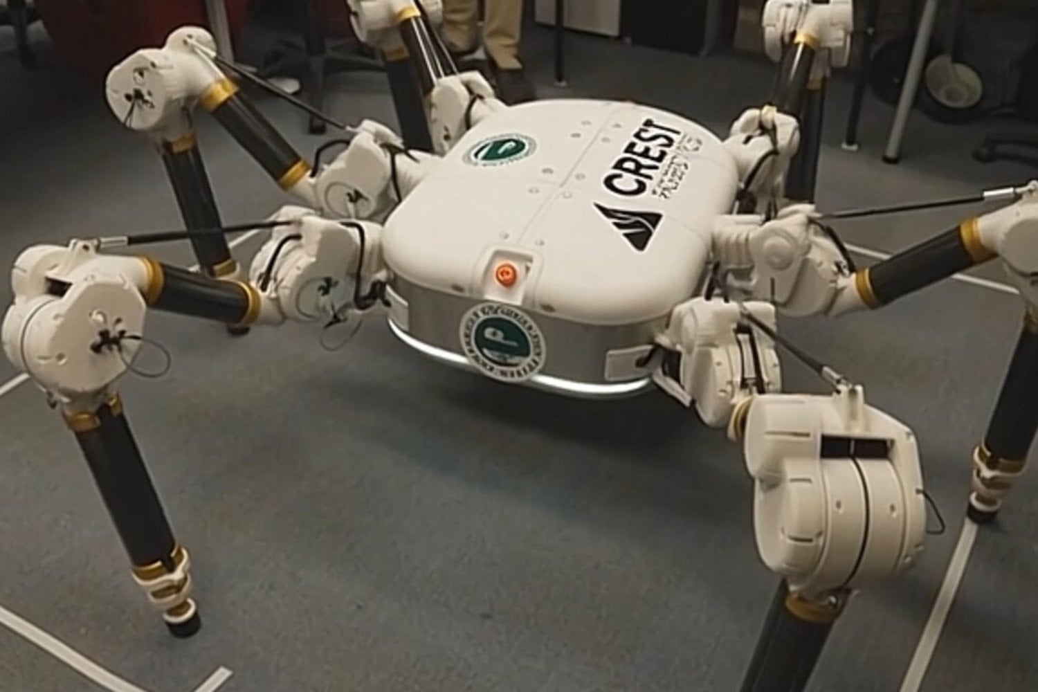 La construcción podría estar a punto de cambiar para siempre. Un robot autónomo capaz de fabricar edificios con tierra, arena y escombros ya se prepara para trabajar incluso en la Luna