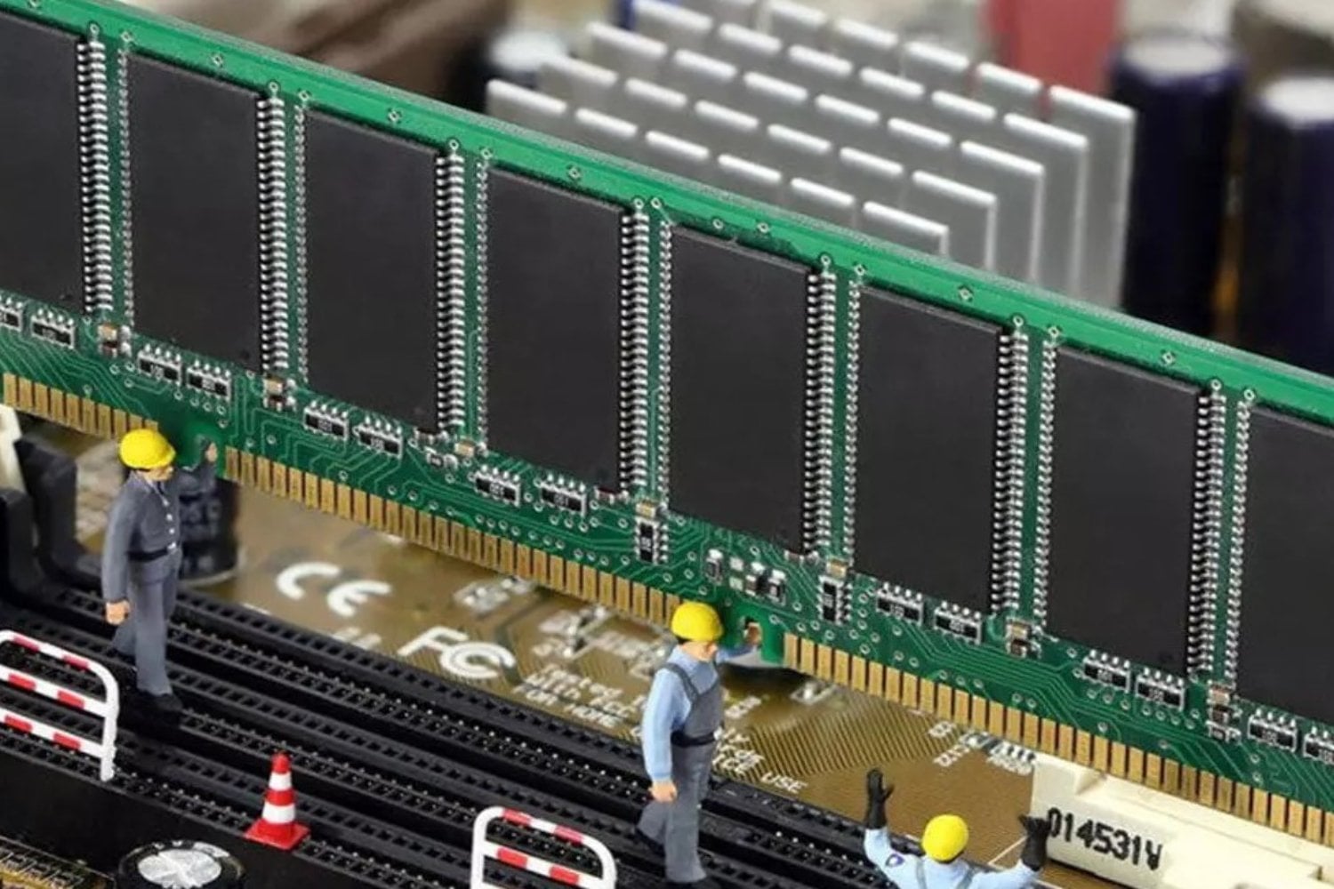 La fiebre de la inteligencia artificial ya está encareciendo una memoria de hace más de 20 años. La escasez bajó de DDR5 a DDR2 y ahora amenaza fábricas, coches y routers
