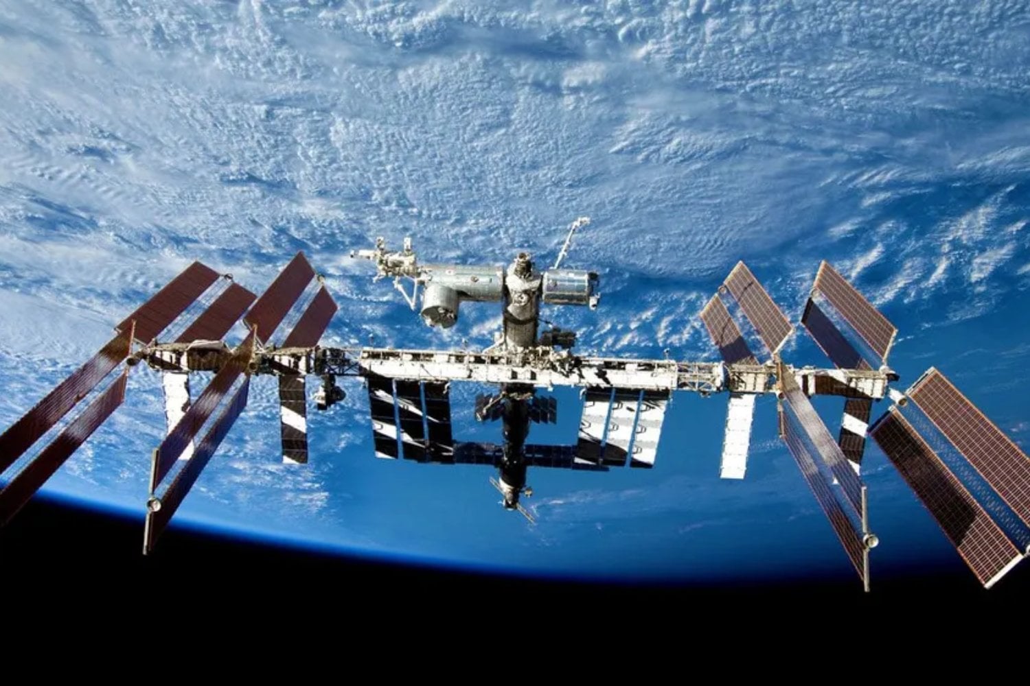 El megaproyecto más caro de la humanidad no tiene cimientos, calles ni grúas: da una vuelta a la Tierra cada 90 minutos. La Estación Espacial Internacional convirtió el espacio en una obra de construcción permanente