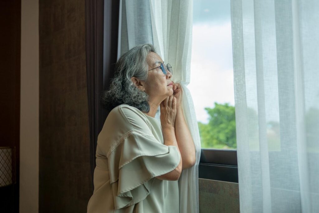 Las personas mayores parecen aburrirse menos y sentirse más cómodas cuando desaparecen los estímulos constantes. La psicología ofrece pistas sobre la edad, pero no ha demostrado que quienes tienen entre 55 y 75 años toleren mejor el silencio