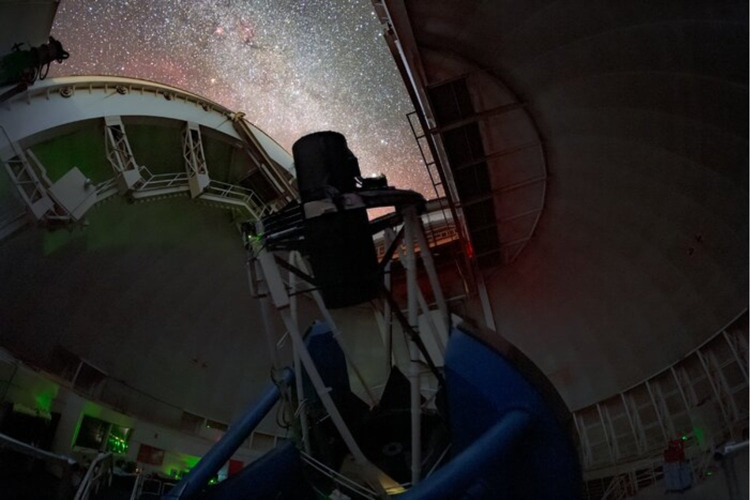 La materia oscura y la energía oscura llevan décadas tratándose como misterios separados. Una dimensión adicional podría revelar que siempre fueron partes del mismo problema