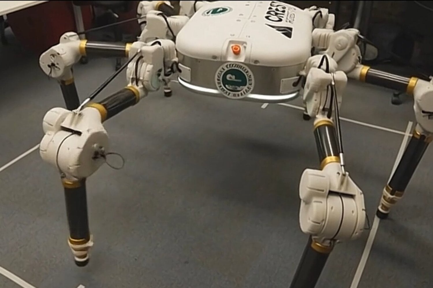 La construcción podría estar a punto de cambiar para siempre. Un robot autónomo capaz de fabricar edificios con tierra, arena y escombros ya se prepara para trabajar incluso en la Luna