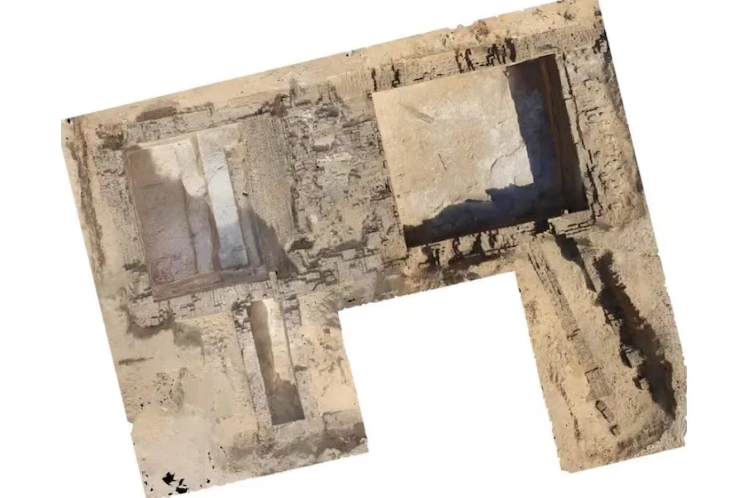 Dos tumbas de más de 5.000 años aparecen en una necrópolis de Egipto y muestran cómo se experimentaba con la piedra antes de las pirámides. Sus muros, más gruesos en la base, podrían conectar la arquitectura de la Primera Dinastía con la pirámide escalonada de Zoser