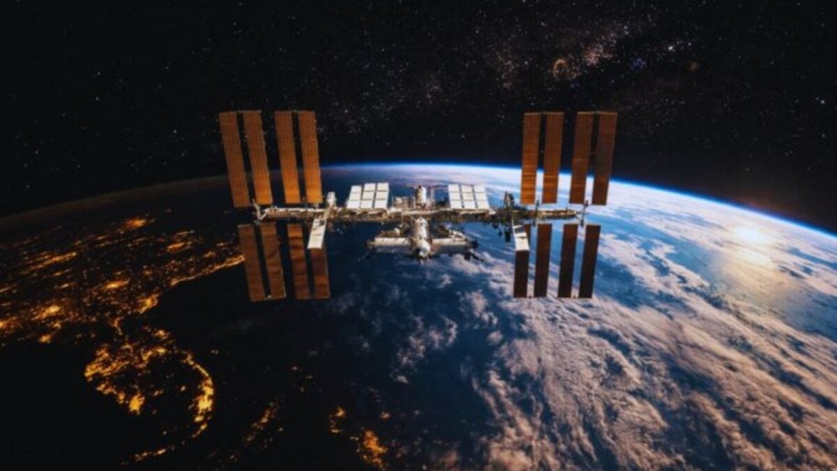 El megaproyecto más caro de la humanidad no tiene cimientos, calles ni grúas: da una vuelta a la Tierra cada 90 minutos. La Estación Espacial Internacional convirtió el espacio en una obra de construcción permanente