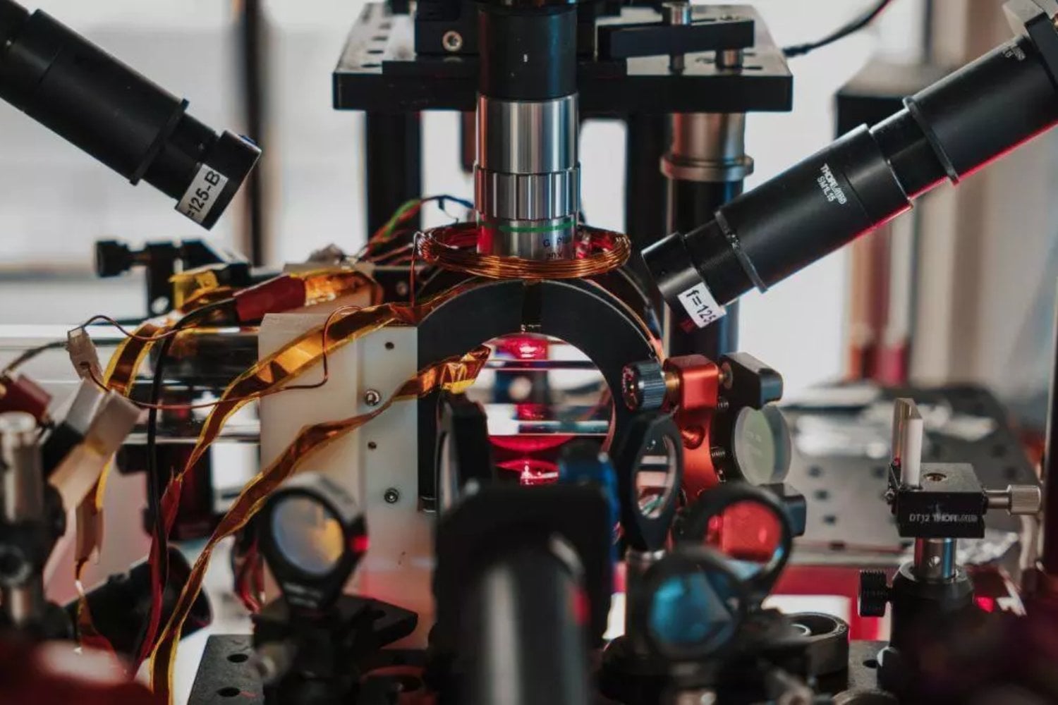 Un laboratorio acaba de crear un “miniuniverso” de átomos ultrafríos para medir el tiempo sin mirar un reloj. El experimento sugiere que el tiempo puede surgir del cambio interno de un sistema