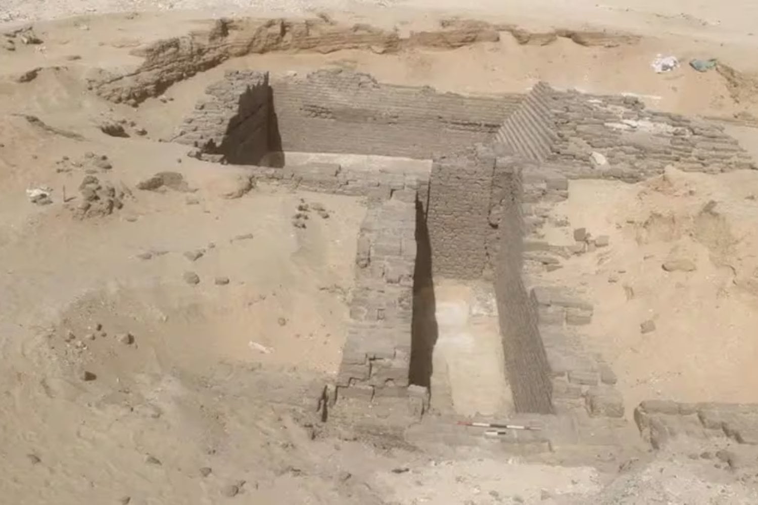 Dos tumbas de más de 5.000 años aparecen en una necrópolis de Egipto y muestran cómo se experimentaba con la piedra antes de las pirámides. Sus muros, más gruesos en la base, podrían conectar la arquitectura de la Primera Dinastía con la pirámide escalonada de Zoser