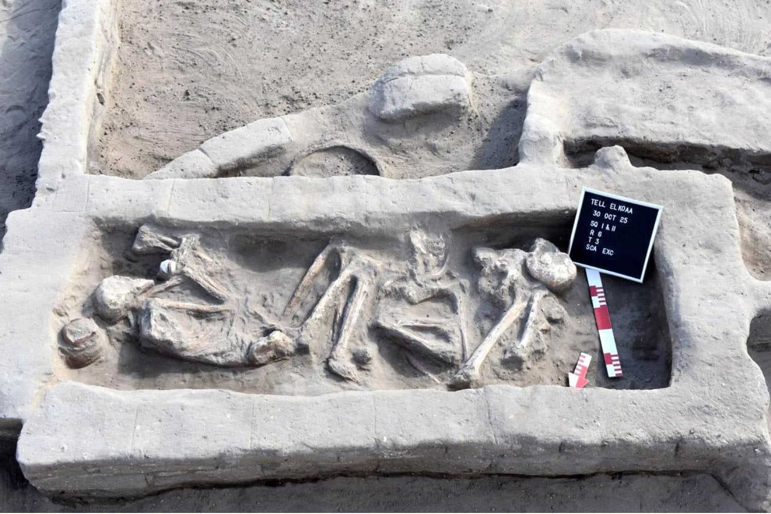 Egipto acaba de encontrar algo más valioso que una tumba aislada: un asentamiento entero del tiempo de los hicsos. Casas, hornos, silos y cementerios revelan cómo se vivía en el delta oriental