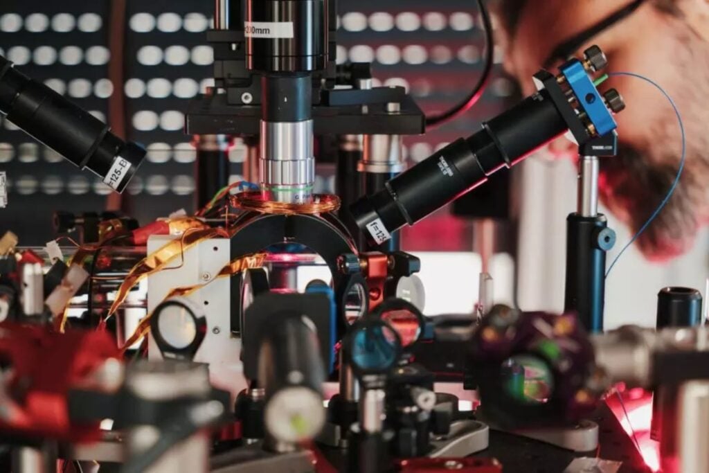 Un laboratorio acaba de crear un “miniuniverso” de átomos ultrafríos para medir el tiempo sin mirar un reloj. El experimento sugiere que el tiempo puede surgir del cambio interno de un sistema