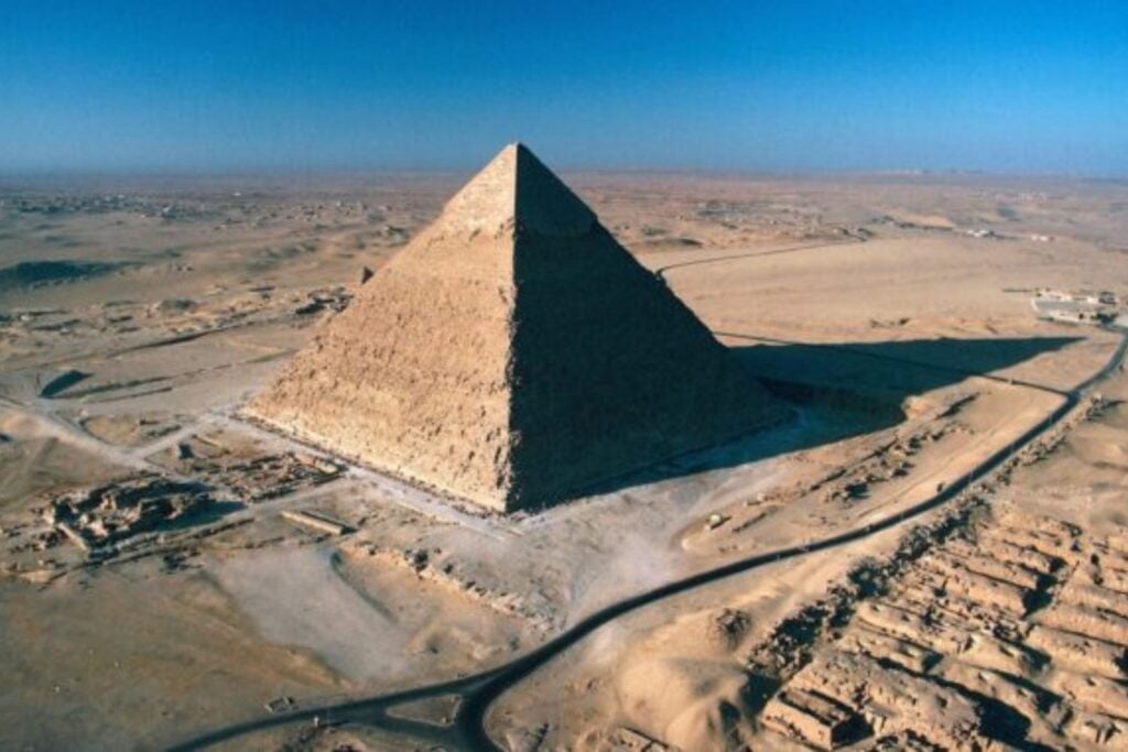 Dos tumbas de más de 5.000 años aparecen en una necrópolis de Egipto y muestran cómo se experimentaba con la piedra antes de las pirámides. Sus muros, más gruesos en la base, podrían conectar la arquitectura de la Primera Dinastía con la pirámide escalonada de Zoser